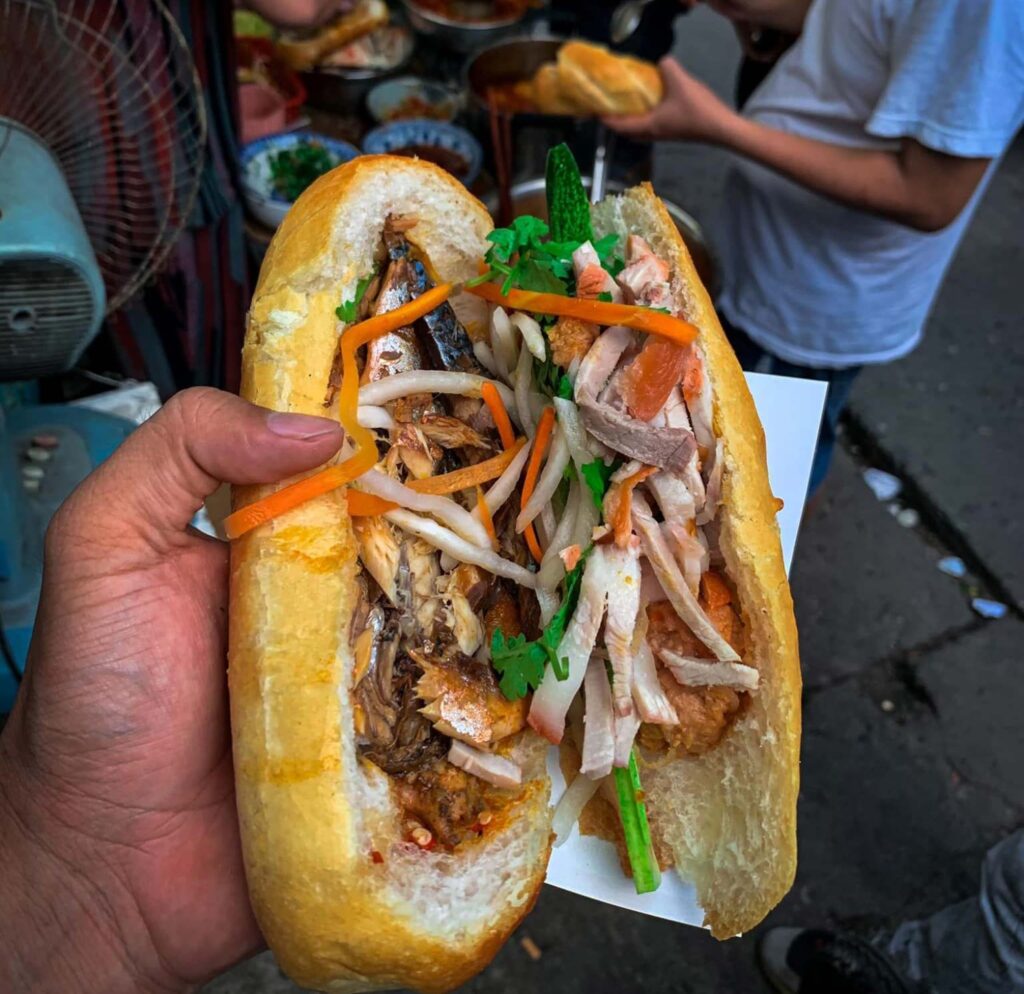 Bánh mì Oanh – Bùi Đình Túy, bánh mì cá nục 20K