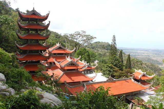 Chùa Linh Sơn Trường Thọ trên đỉnh núi Tà Cú, Bình Thuận